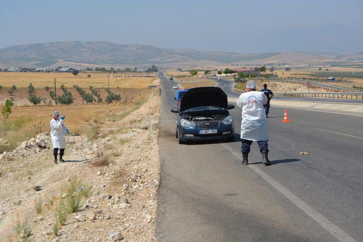 Gaziantep'te duman çıkan otomobilden inen aileden 2 kişi, otomobil çarpması sonucu öldü G5