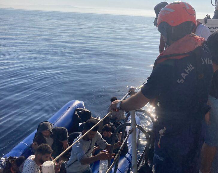 İzmir açıklarında lastik botlardaki 124 düzensiz göçmen yakalandı G3