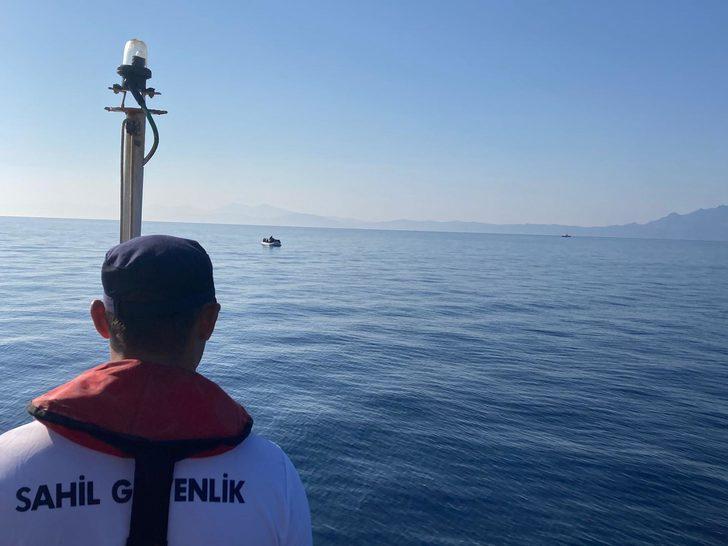 İzmir açıklarında lastik botlardaki 124 düzensiz göçmen yakalandı G4