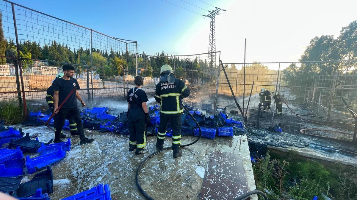 Samsun'da meyve sebze halinde &ccedil;ıkan yangın s&ouml;nd&uuml;r&uuml;ld&uuml;