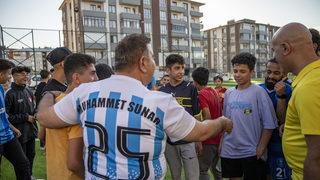 Erzurum'un Palandöken Belediye Başkanı Sunar, çocukların maç teklifini kırmadı