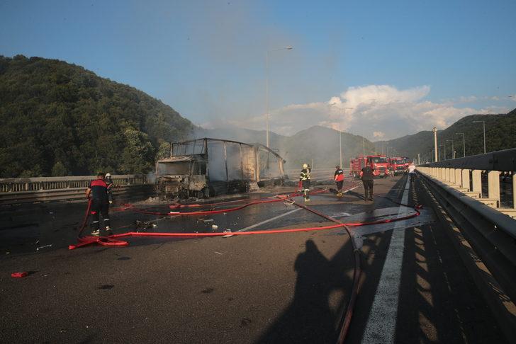 GÜNCELLEME - Anadolu Otoyolu'nun Bolu Dağı kesiminde tankerle tırın çarpışarak yandığı kazada sürücüler yaralandı G4