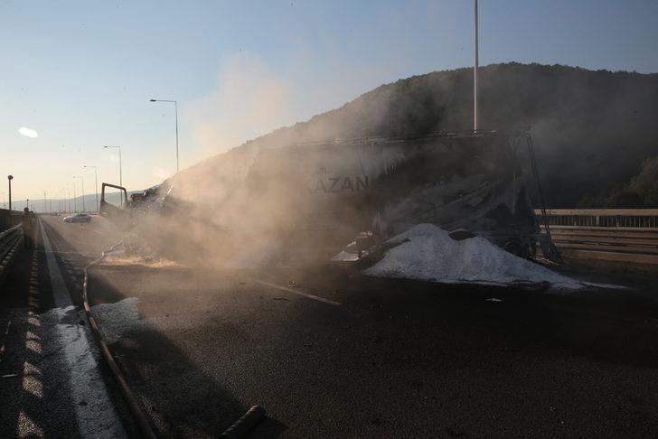 GÜNCELLEME - Anadolu Otoyolu'nun Bolu Dağı kesiminde tankerle tırın çarpışarak yandığı kazada sürücüler yaralandı G3