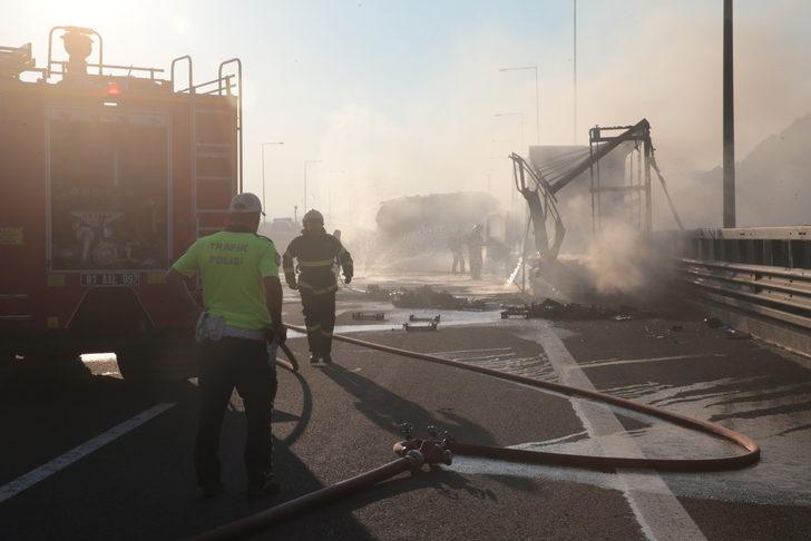 GÜNCELLEME - Anadolu Otoyolu'nun Bolu Dağı kesiminde tankerle tırın çarpışarak yandığı kazada sürücüler yaralandı G1