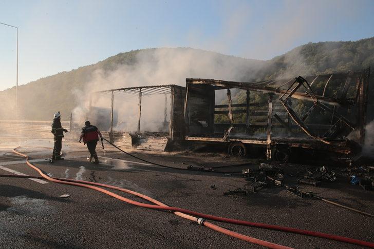 GÜNCELLEME - Anadolu Otoyolu'nun Bolu Dağı kesiminde tankerle tırın çarpışarak yandığı kazada sürücüler yaralandı G2