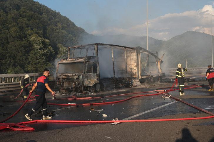 GÜNCELLEME - Anadolu Otoyolu'nun Bolu Dağı kesiminde tankerle tırın çarpışarak yandığı kazada sürücüler yaralandı G5