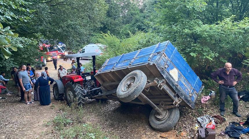 Sakarya'da traktörün römorkunun devrilmesi sonucu 8 fındık işçisi yaralandı