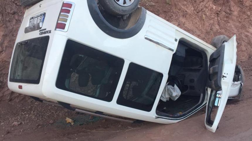 Tunceli’de devrilen hafif ticari araçtaki 4 kişi yaralandı