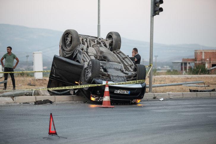 Hatay'da iki otomobilin çarpışması sonucu 5 kişi yaralandı G2