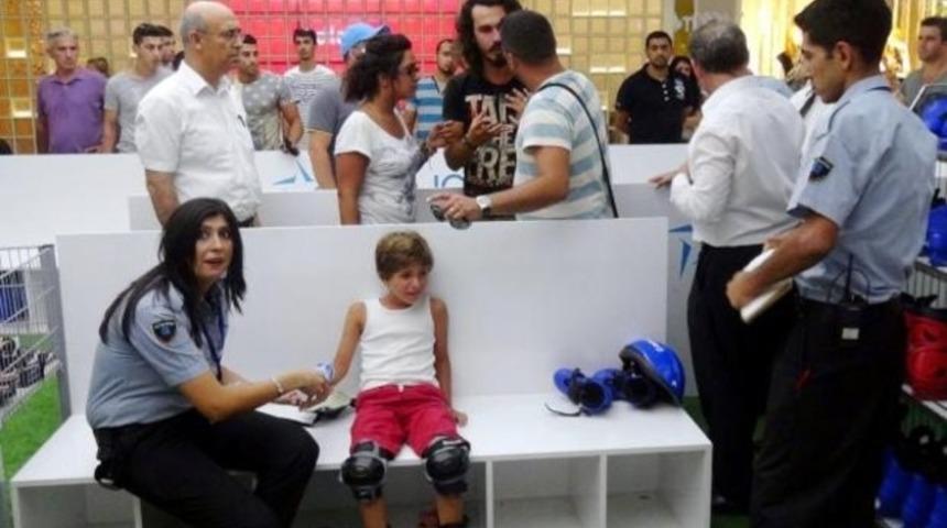 AVM'de bir çocuğun üzerine üçüncü kattan kask düştü