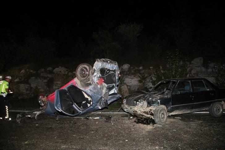 GÜNCELLEME - Dört aracın karıştığı trafik kazasında 3 kişi öldü, 5 kişi yaralandı G5