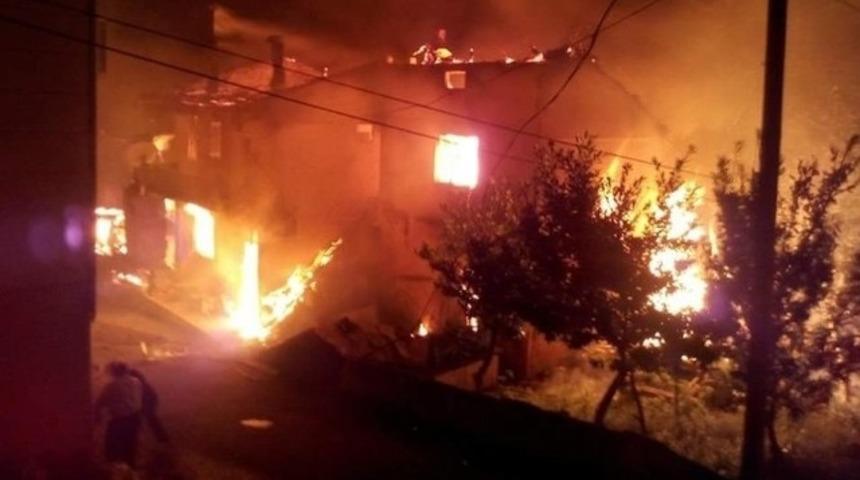 Trabzon’da 3 ev alev alev yandı
