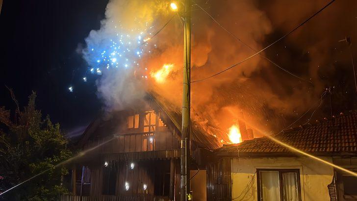 Bolu'da elektrik tellerine sıçrayan yangın mahalleyi elektriksiz bıraktı G2