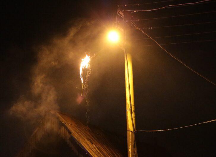 Bolu'da elektrik tellerine sıçrayan yangın mahalleyi elektriksiz bıraktı G5