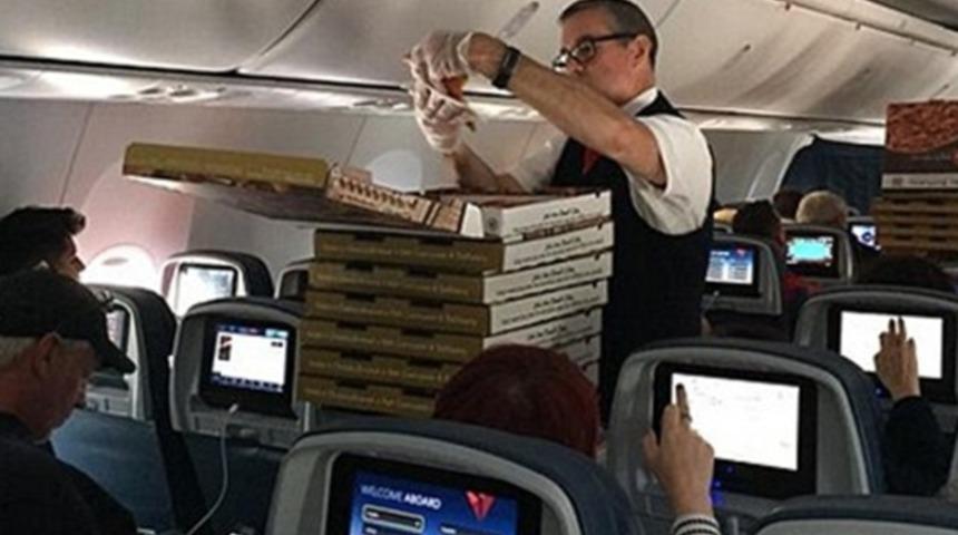 Kaptanınız konuşuyor: Hepinize benden pizza!