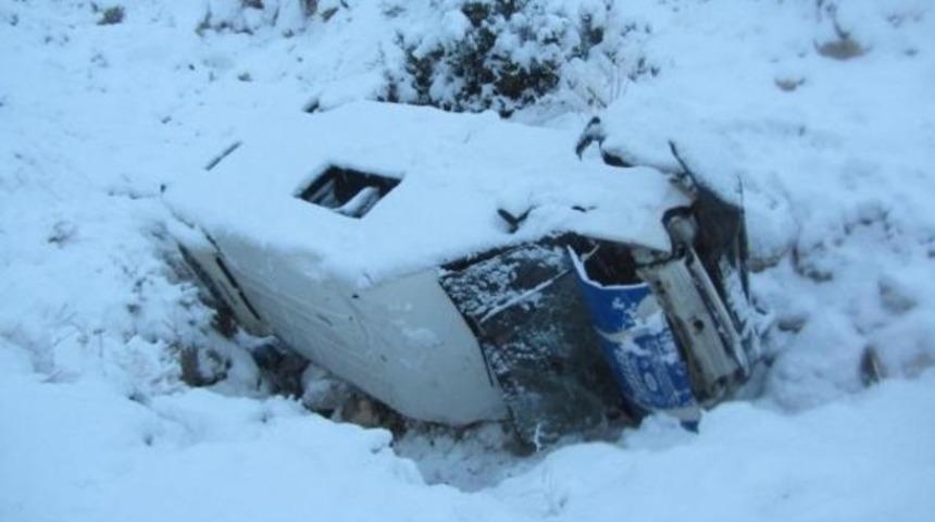 Öğrenci servisi şarampole uçtu: 13 yaralı