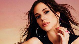 Defne Samyeli'nin kızı Deren Talu uzanarak bikinili poz verdi!