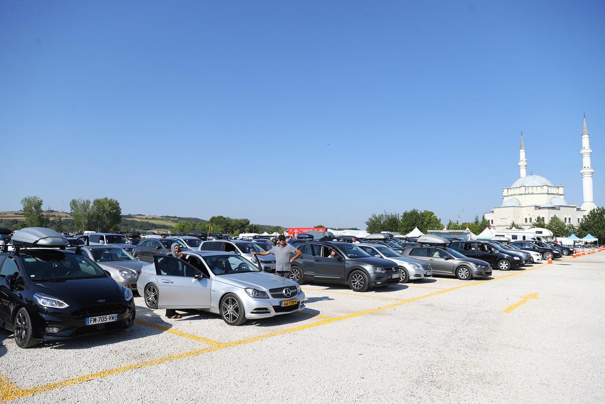 T&uuml;rkiye'ye sevin&ccedil;le gelen gurbet&ccedil;ilerin Kapıkule'den "h&uuml;z&uuml;nl&uuml;" d&ouml;n&uuml;şleri devam ediyor