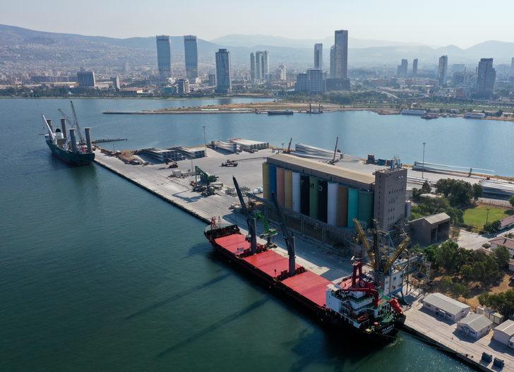 Ukrayna'dan mısır taşıyan "Fulmar S" isimli gemi, İzmir Alsancak Limanı'na geldi G5