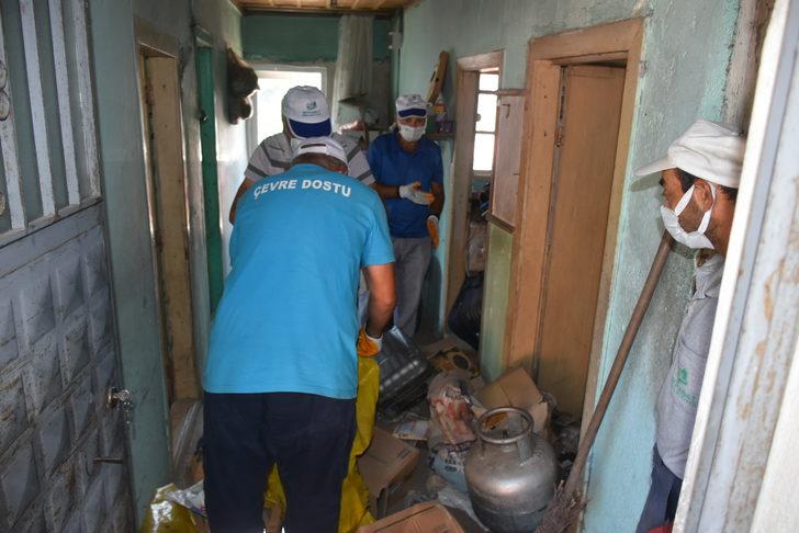 Sinop'ta bir evden dört kamyon çöp çıkarıldı G3