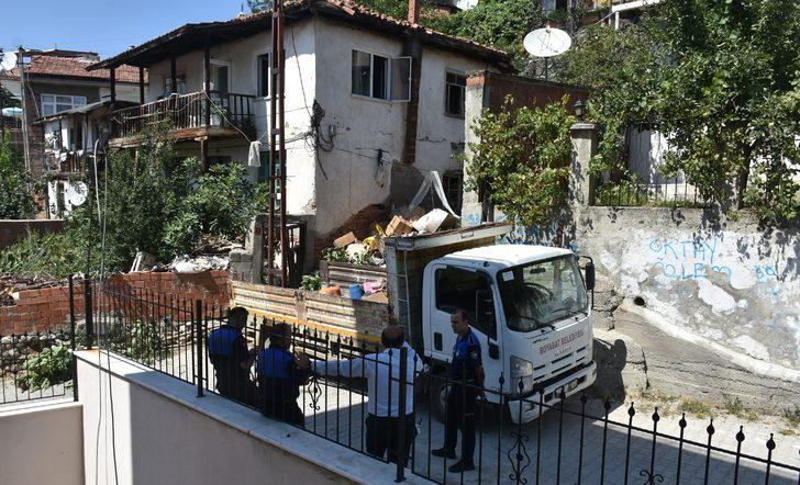 Sinop'ta bir evden dört kamyon çöp çıkarıldı G4