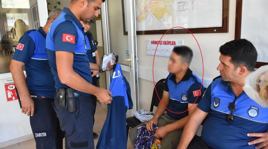 Esnaf görüp ihbar etti! Afgan kaçak, zabıta kıyafetiyle yakalandı