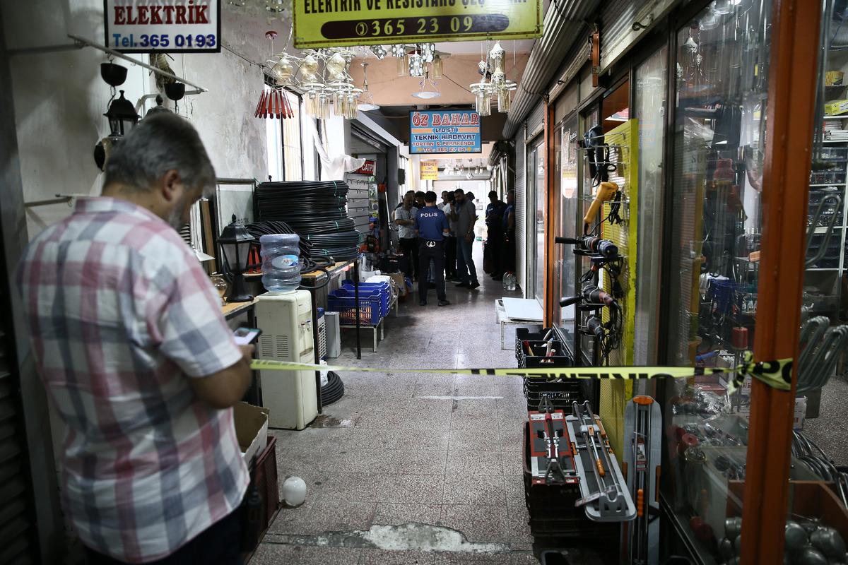 Adana'da iş yerine y&ouml;nelik silahlı saldırıda 1 kişi &ouml;ld&uuml;, 1 kişi yaralandı