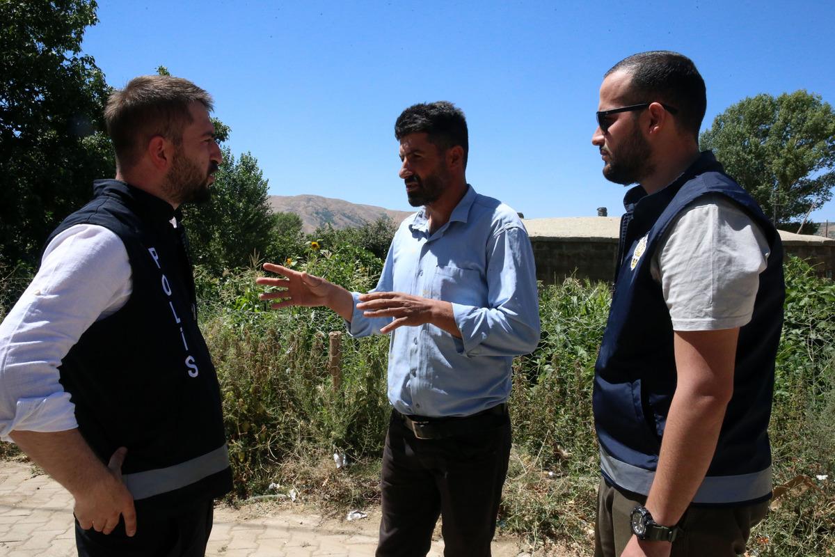 Bitlis'te polisler dağda kaybolan 55 koyunu dronla buldu