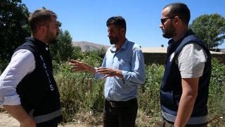 Bitlis'te polisler dağda kaybolan 55 koyunu dronla buldu