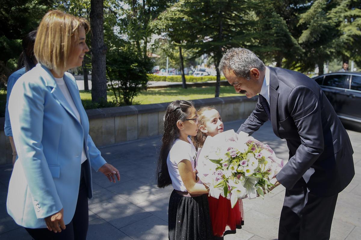 Milli Eğitim Bakanı Mahmut &Ouml;zer'den "yardımcı kaynak" a&ccedil;ıklaması: