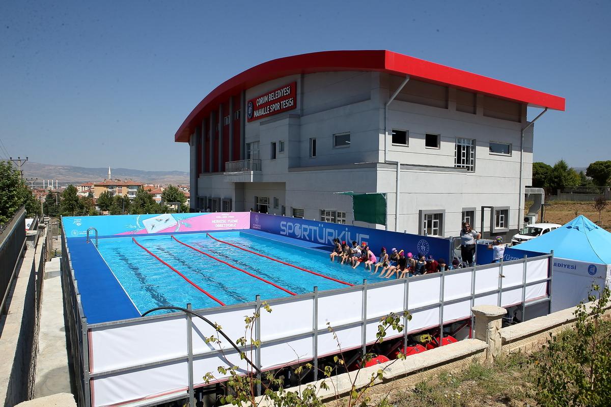 &Ccedil;orum'da &ccedil;ocuklar Bakanlık ve belediye iş birliğiyle y&uuml;zme &ouml;ğreniyor