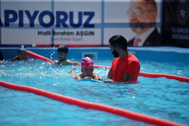 Çorum'da çocuklar Bakanlık ve belediye iş birliğiyle yüzme öğreniyor G2