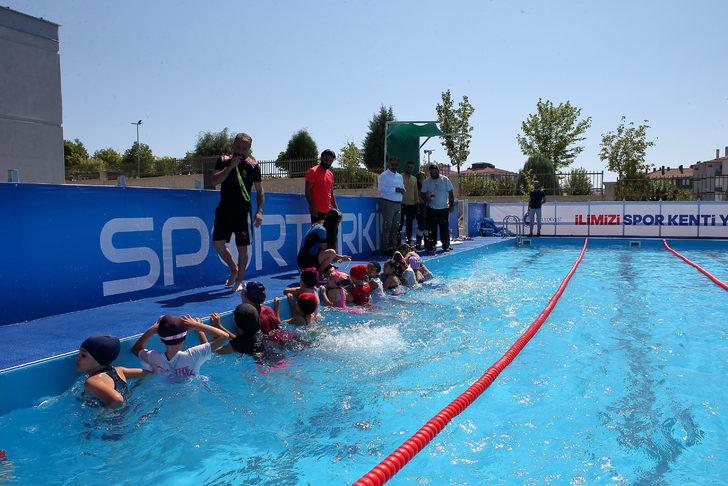 Çorum'da çocuklar Bakanlık ve belediye iş birliğiyle yüzme öğreniyor G3