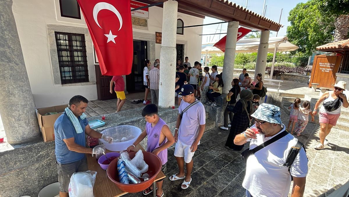 Bodrum'da cami bah&ccedil;esinde &ccedil;ocuklara ve vatandaşlara kar şerbeti ikram edildi