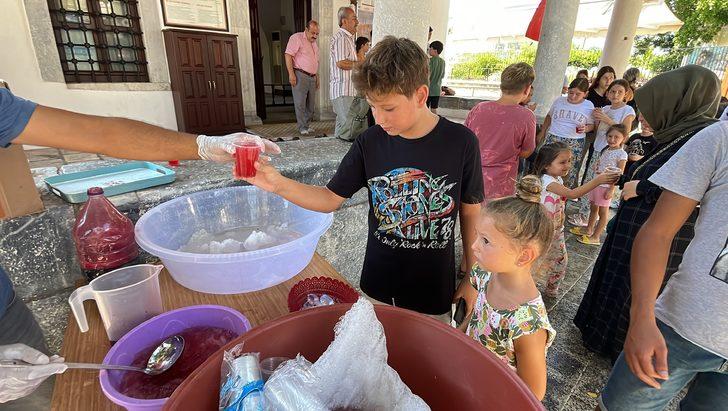 Bodrum'da cami bahçesinde çocuklara ve vatandaşlara kar şerbeti ikram edildi G2