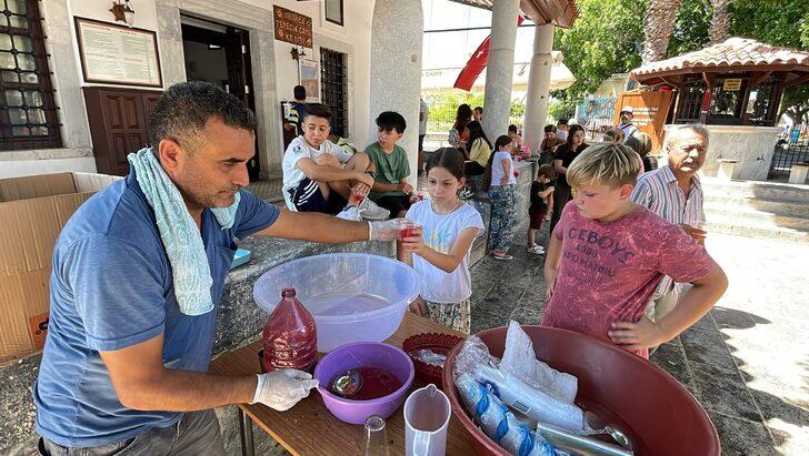 Bodrum'da cami bahçesinde çocuklara ve vatandaşlara kar şerbeti ikram edildi G4