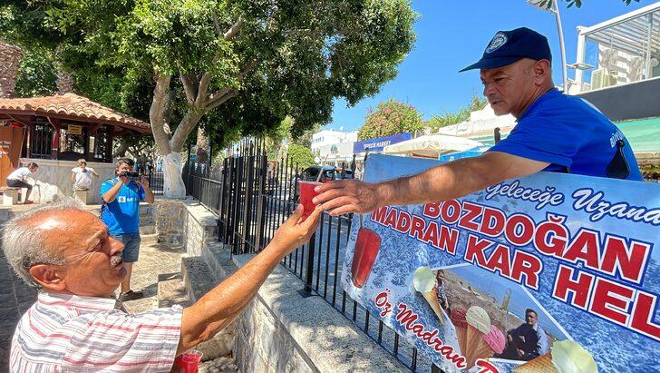 Bodrum'da cami bahçesinde çocuklara ve vatandaşlara kar şerbeti ikram edildi G5