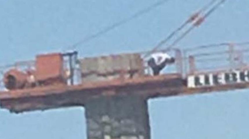 60 metre yükseklikteki vincin üzerinde namaz kıldı