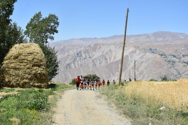 Hakkarili güreşçiler, kamp kurdukları 2 bin 500 rakımlı mezrada müsabakalara hazırlanıyor G2