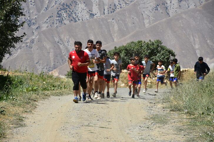 Hakkarili güreşçiler, kamp kurdukları 2 bin 500 rakımlı mezrada müsabakalara hazırlanıyor G3