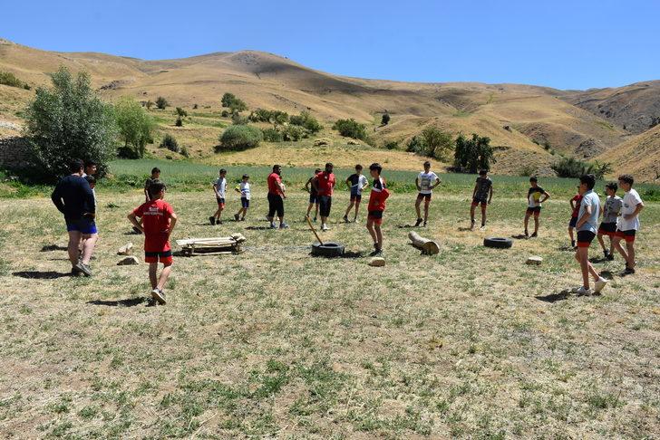Hakkarili güreşçiler, kamp kurdukları 2 bin 500 rakımlı mezrada müsabakalara hazırlanıyor G4