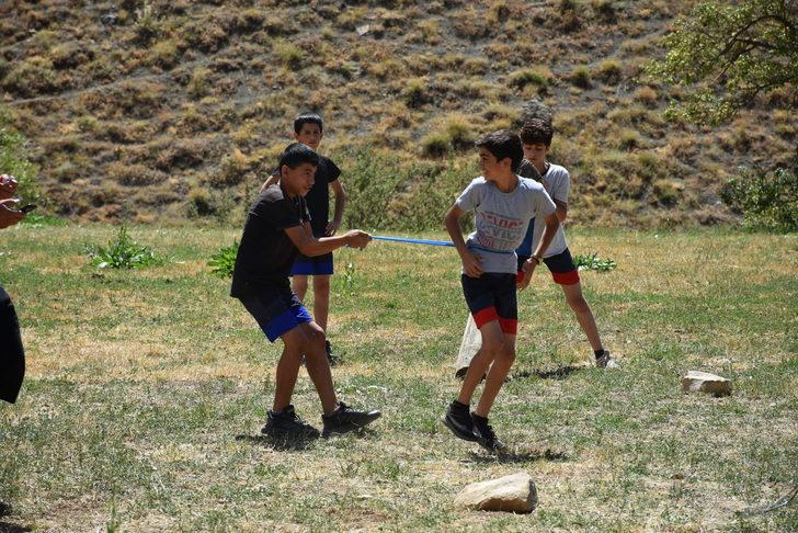 Hakkarili güreşçiler, kamp kurdukları 2 bin 500 rakımlı mezrada müsabakalara hazırlanıyor G5