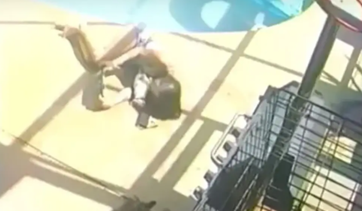 Acımadan köpeğini havuzda boğarak öldürdü! Cansız bedeninin yanına uzanıp bir de poz verdi G1