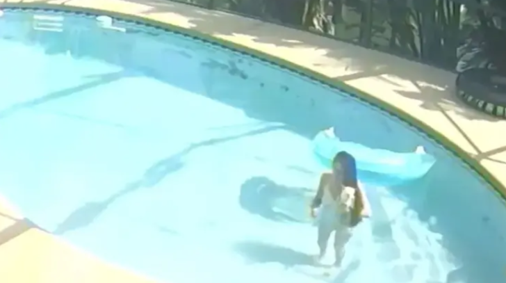 Acımadan köpeğini havuzda boğarak öldürdü! Cansız bedeninin yanına uzanıp bir de poz verdi G3