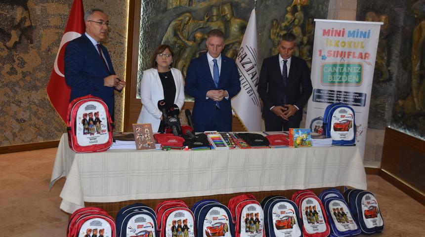 Gaziantep'te okula yeni başlayacak 75 bin öğrenciye çanta ve kırtasiye desteği