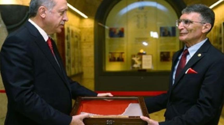 Prof. Dr. Sancar Nobel Ödülü'nü Anıtkabir'e armağan etti