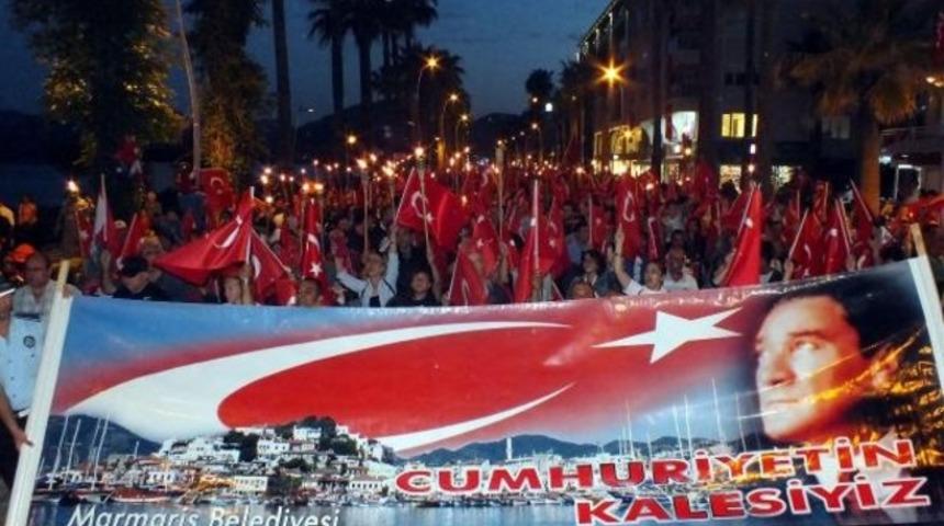 Marmaris'te binler fener alayında tek yürek oldu