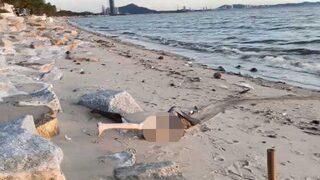 Kıyıya vuran ölmüş kadın cesedi zannettiler! Şişme bebek çıkınca büyük şok yaşadılar