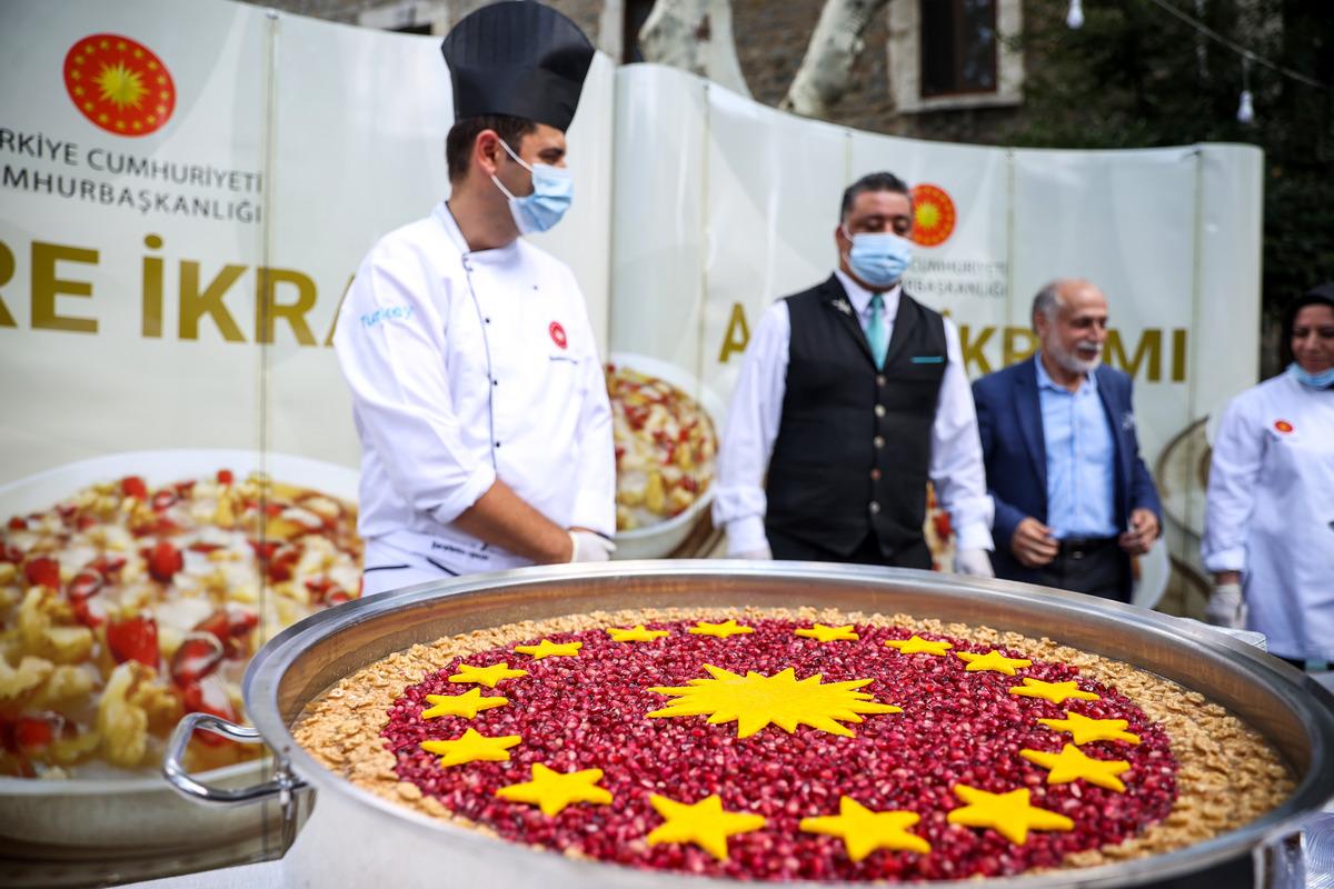 Cumhurbaşkanlığınca Dar&uuml;laceze'de aşure ikramı yapıldı