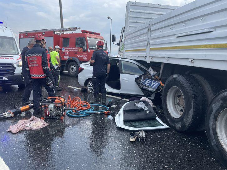 Anadolu Otoyolu'nda savrulan kamyonun altına giren otomobilin sürücüsü öldü G2